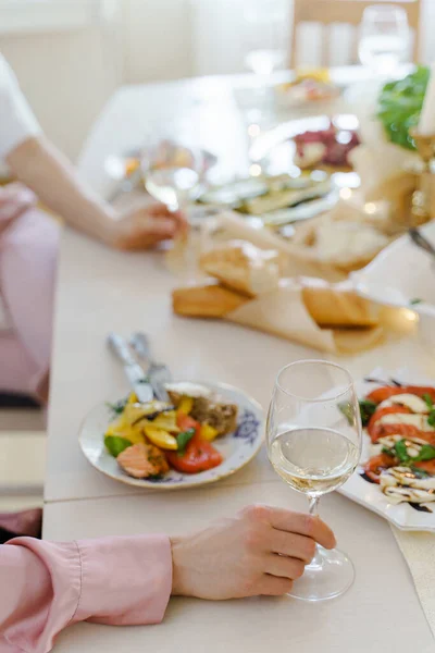 Γυναίκες Φίλες Που Κρατάνε Ποτήρια Λευκό Κρασί Στο Γιορτινό Τραπέζι — Φωτογραφία Αρχείου