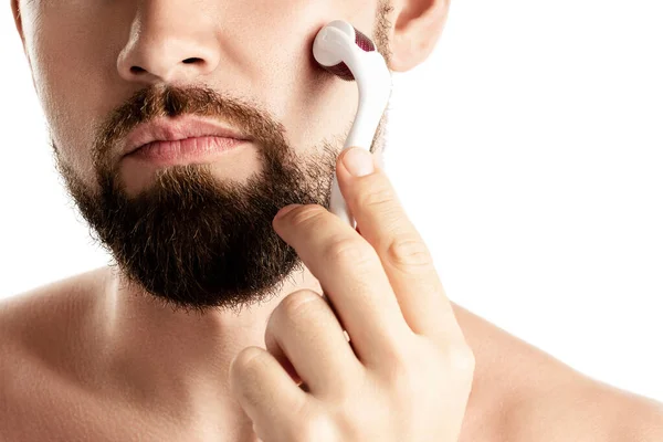Schöner Mann Mit Mesorolle Für Besseren Bartwuchs Auf Weißem Hintergrund — Stockfoto