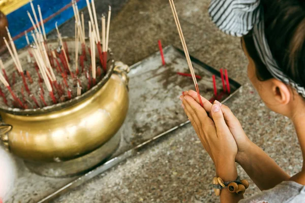 Junge Touristin Betet Einem Traditionellen Buddhistischen Tempel Vor Einem Räuchergefäß — Stockfoto