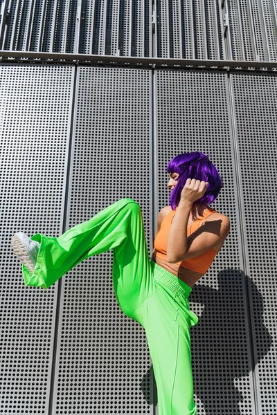 Dançarina Ativa Despreocupada Vestindo Roupas Esportivas Coloridas Divertindo Rua Durante — Fotografia de Stock