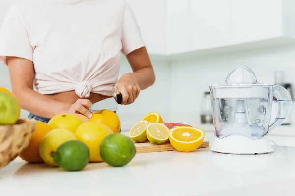 Closeup Young Woman Cutting Citrus Fruits Homemade Fresh Juice — Stock Photo, Image