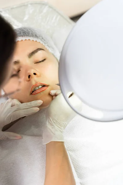 Artista Maquillaje Permanente Profesional Cliente Durante Procedimiento Rubor Labial — Foto de Stock