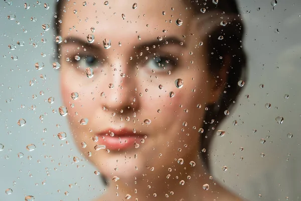 Vacker Kvinna Bakom Det Våta Glaset Fokusera Dropparna — Stockfoto