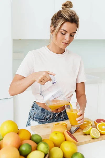Young Woman Pouring Freshly Squeezed Homemade Orange Juice Glass Modern — Stock Photo, Image