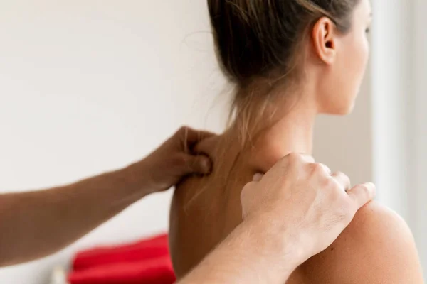 Primo Piano Delle Mani Dell Uomo Massaggiatore Durante Massaggio Alla — Foto Stock