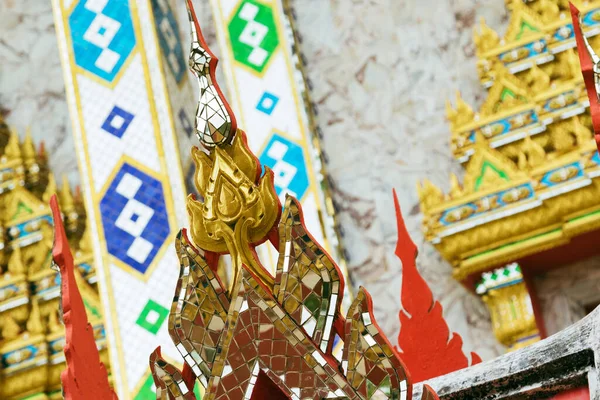 Tayland Daki Budist Tapınağındaki Güzel Parlak Mimari Dekorasyonların Yakın Çekimi — Stok fotoğraf