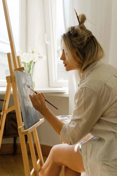 Jeune Femme Artiste Peinture Sur Toile Sur Chevalet Maison Studio — Photo