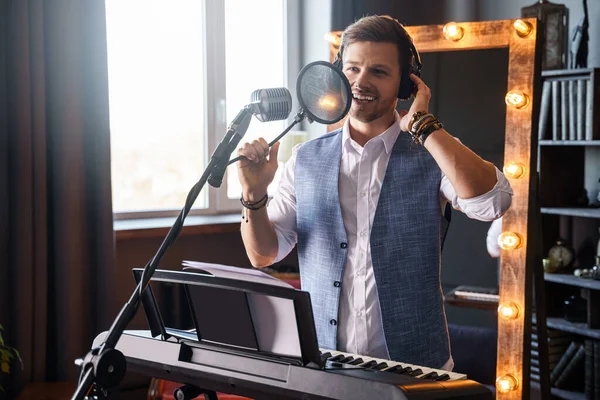 Jovem Homem Barbudo Sorrindo Está Cantando Microfone Estúdio Música Casa — Fotografia de Stock