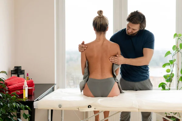 Massaggiatore Uomo Facendo Massaggio Alla Schiena Sua Cliente Donna Clinica — Foto Stock