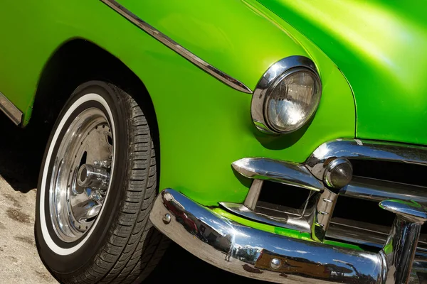 Close Carro Verde Vintage Brilhante Estacionado Rua — Fotografia de Stock