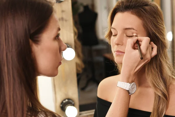 Pofessionell Make Artist Och Hennes Arbetsprocess Makeup Rutin För Ung — Stockfoto