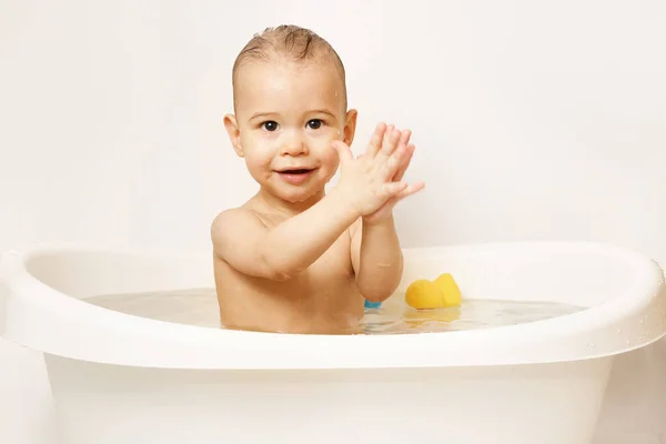 可爱的笑着小男孩带着橡胶玩具在温暖的水中洗澡 — 图库照片