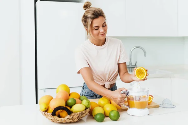 Jonge Vrouw Met Veel Citrusvruchten Tijdens Verse Sinaasappelsap Bereiding Thuis — Stockfoto