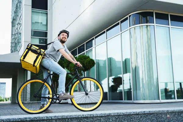 Jovem Sorrindo Correio Entrega Alimentos Expresso Está Com Sua Bicicleta — Fotografia de Stock