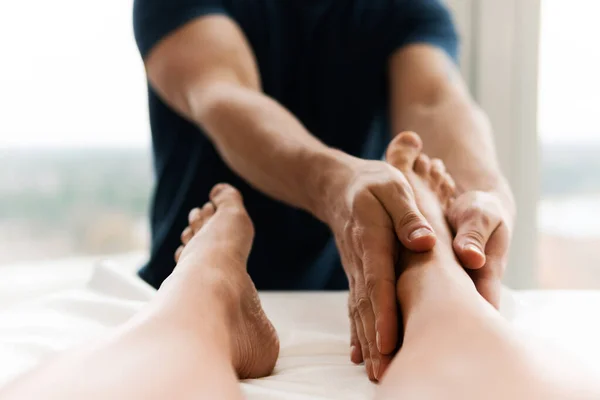 Massaggiatore Uomo Durante Trattamento Medicina Integrativa Massaggio Piedi Femminile — Foto Stock