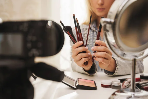 Mujer Blogger Belleza Con Pinceles Maquillaje Grabando Video Para Sus —  Fotos de Stock