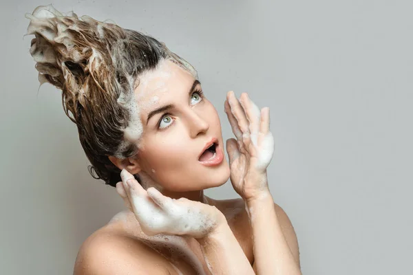 Retrato Mulher Jovem Engraçada Está Lavando Cabelo Com Xampu — Fotografia de Stock