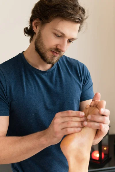 Profissional Bonito Barbudo Homem Massagista Durante Feminino Massagem — Fotografia de Stock