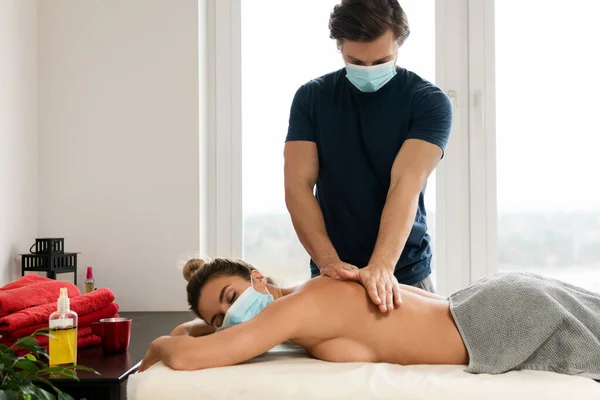 Homem Massagista Usando Máscara Prevenção Fazendo Massagem Nas Costas Para — Fotografia de Stock