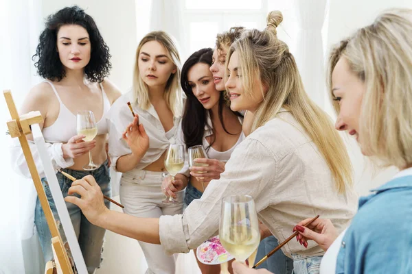 Grupa Młodych Pięknych Kobiet Maluje Płótnie Pije Białe Wino Podczas — Zdjęcie stockowe