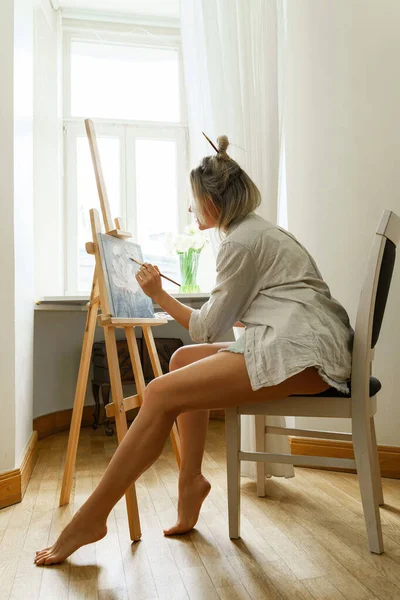 Νεαρή Γυναίκα Καλλιτέχνης Ζωγραφική Καμβά Στο Καβαλέτο Στο Σπίτι Στούντιο — Φωτογραφία Αρχείου