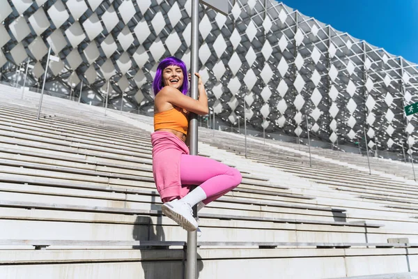 Bailarina Mujer Despreocupada Vistiendo Ropa Deportiva Colorida Divirtiéndose Poste Durante — Foto de Stock