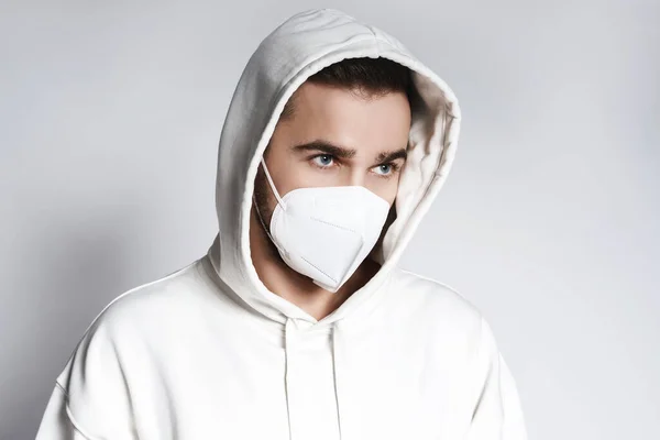 Hombre Joven Con Capucha Blanca Máscara Respiradora Ffp2 Contra Fondo —  Fotos de Stock
