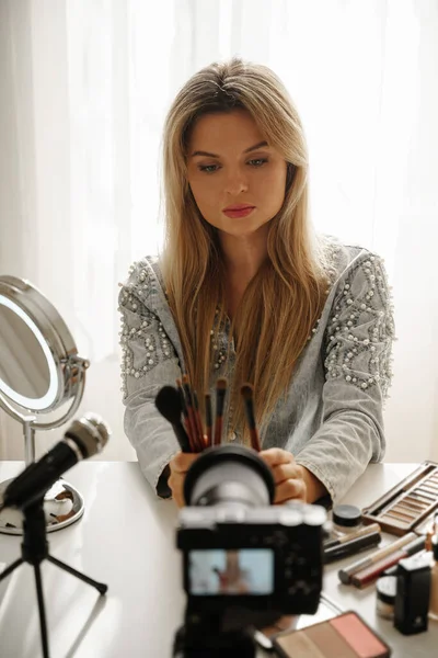 Genç Kadın Güzellik Blogcusu Takipçileri Için Farklı Makyaj Fırçaları Hakkında — Stok fotoğraf