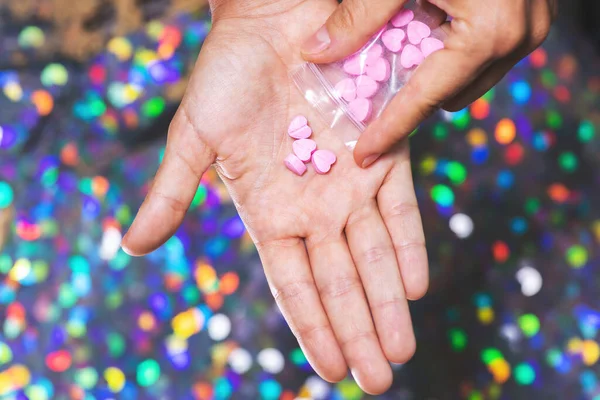 Closeup Shot Man Pouring Pink Heart Shaped Pills Its Palm — Stock Photo, Image