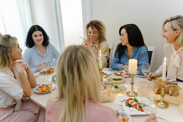 Genç Mutlu Bayan Arkadaşlar Yemek Mumlarla Süslenmiş Beyaz Şarapla Servis — Stok fotoğraf