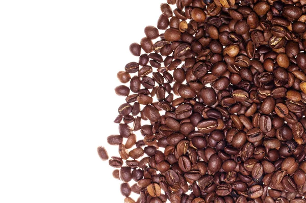 Stapel Gebrande Koffiebonen Met Kopieerruimte Witte Achtergrond — Stockfoto