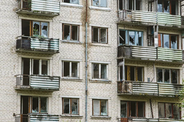Exterior Edificio Apartamentos Abandonado Con Ventanas Rotas Pueblo Fantasma Europeo —  Fotos de Stock