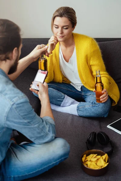 Junges Paar Trinkt Hause Bier Und Isst Nachos — Stockfoto