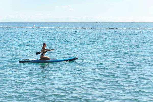 Молодая Сексуальная Серфингистка Бикини Едет Доске Гребли Веслом Океане — стоковое фото