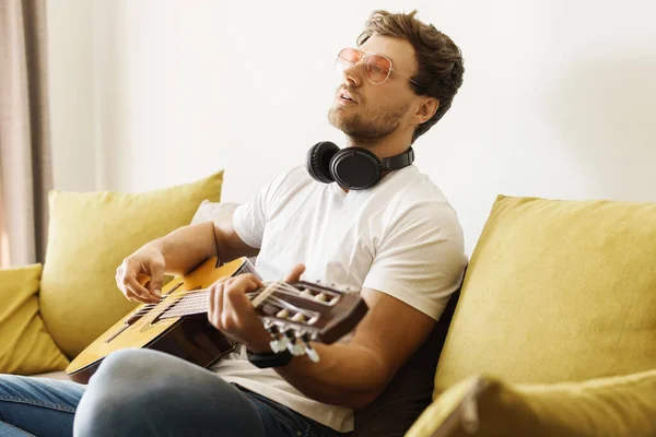 Junger Bärtiger Mann Mit Brille Sitzt Lässig Auf Sofa Und — Stockfoto