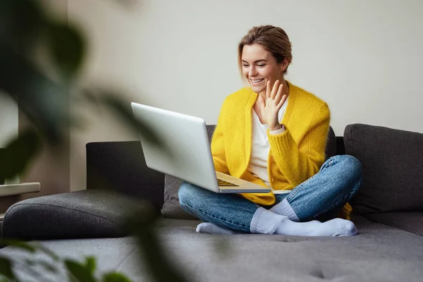 Junge Glückliche Frau Winkt Bei Online Gespräch Videoanruf Hause Laptop — Stockfoto