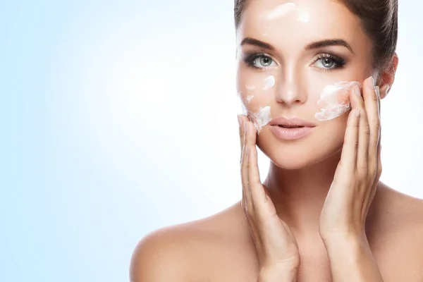 Young Beautiful Woman Applying Moisturizing Cream Her Face — Stock Photo, Image