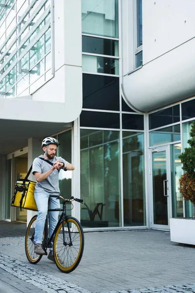 Arkasında Yalıtılmış Çantasıyla Bisiklete Binen Genç Ekspres Yemek Kuryesi Saatine — Stok fotoğraf