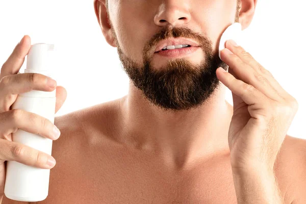 Hombre Limpia Cara Con Una Almohadilla Algodón Sobre Fondo Blanco —  Fotos de Stock