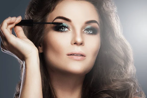 Impresionante Mujer Con Hermoso Maquillaje Está Aplicando Rímel Sus Pestañas —  Fotos de Stock