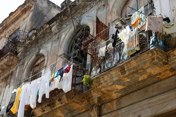 Sušené Oblečení Starém Ošuntělém Balkóně Havaně — Stock fotografie