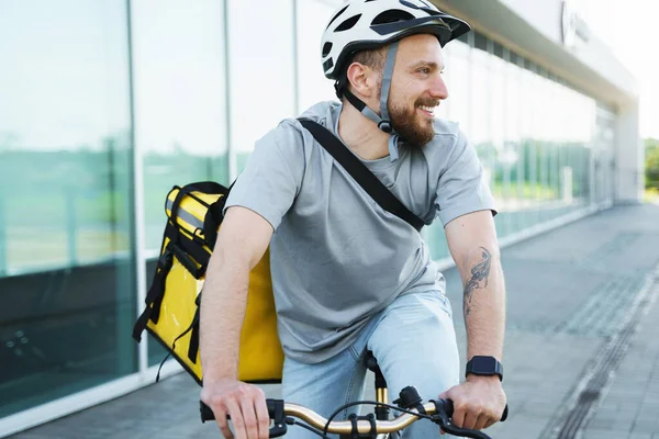 Genç Gülen Ekspres Yemek Kuryesi Arkasında Yalıtımlı Bir Çantayla Bisiklet — Stok fotoğraf