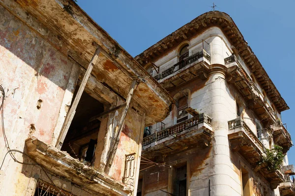 Fassade Eines Alten Schäbigen Wohnhauses Der Stadt Havanna — Stockfoto