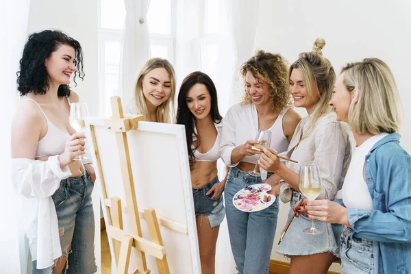 Grupo Mujeres Jóvenes Hermosas Pintan Sobre Lienzo Beben Vino Blanco — Foto de Stock