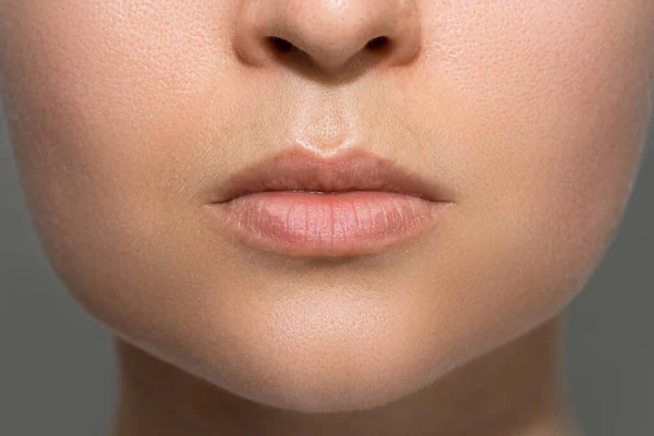 メイクのない天然女性の唇のクローズアップ — ストック写真