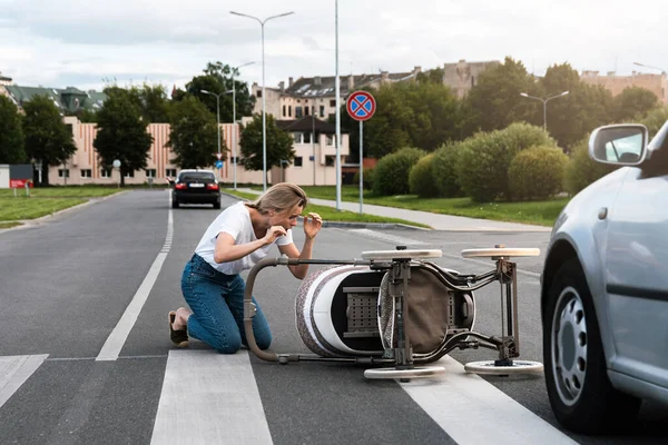 Przerażona Matka Przejściu Wypadku Samochodowym Kiedy Samochód Uderza Wózek Dziecięcy — Zdjęcie stockowe