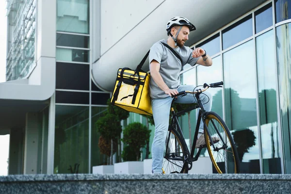 Joven Entrega Comida Express Mensajero Montar Bicicleta Con Bolsa Aislante —  Fotos de Stock