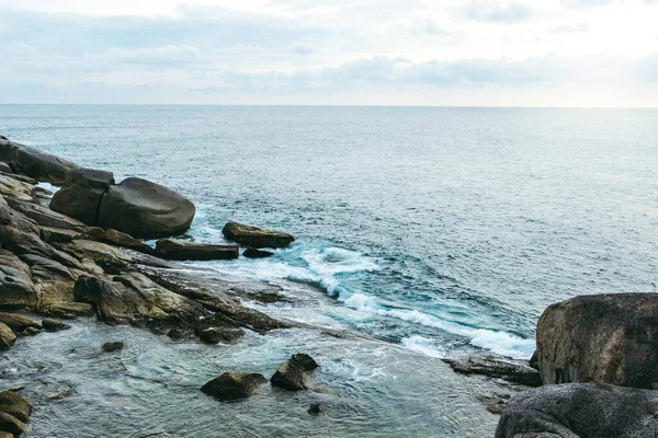 潮水涨潮时 在岩石海岸上拍下的泡沫浪花拍成的特写 — 图库照片