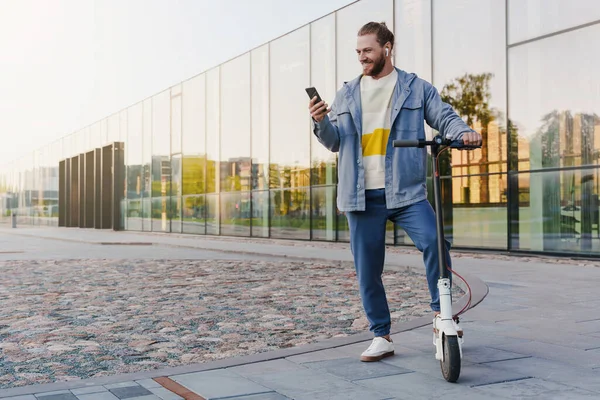 Junger Fröhlicher Mann Mit Roller Nutzt Scooter Sharing System Auf — Stockfoto