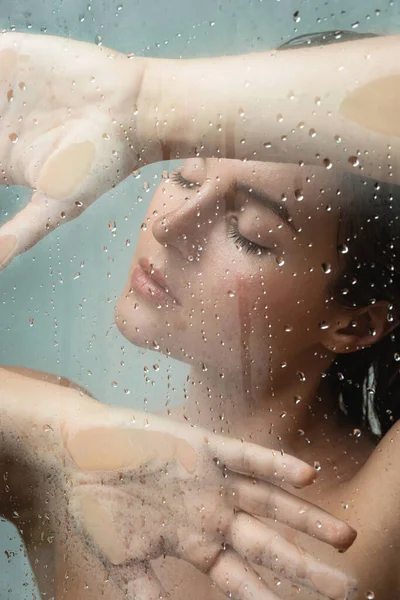 Retrato Mujer Hermosa Sensual Capturado Través Vidrio Húmedo —  Fotos de Stock